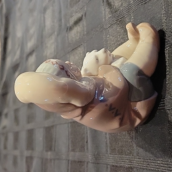 Lladro Eskimo child w Polar Bear - Picture 4 of 7